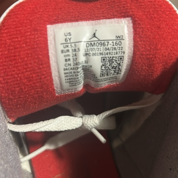 Air Jordan 3 Retro GS white/fire red/black cement size 6Y EUC with box - Picture 6 of 7